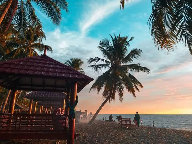 Pantai Lowita  by YB8FH