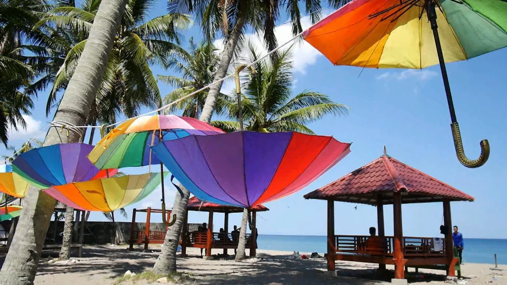 Pantai Lowita  by YC8FXG